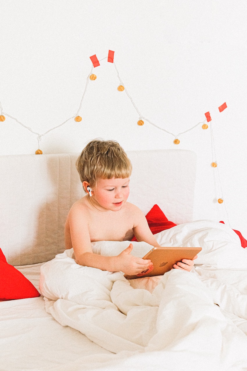 6 Steps to Help your Child Build their Bedtime Routine - Avoid Stimulation